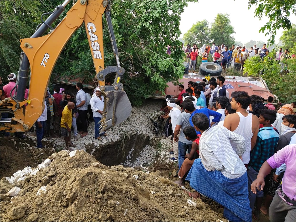 Migrant laborers were sitting on the truck, one worker died due to truck overturning