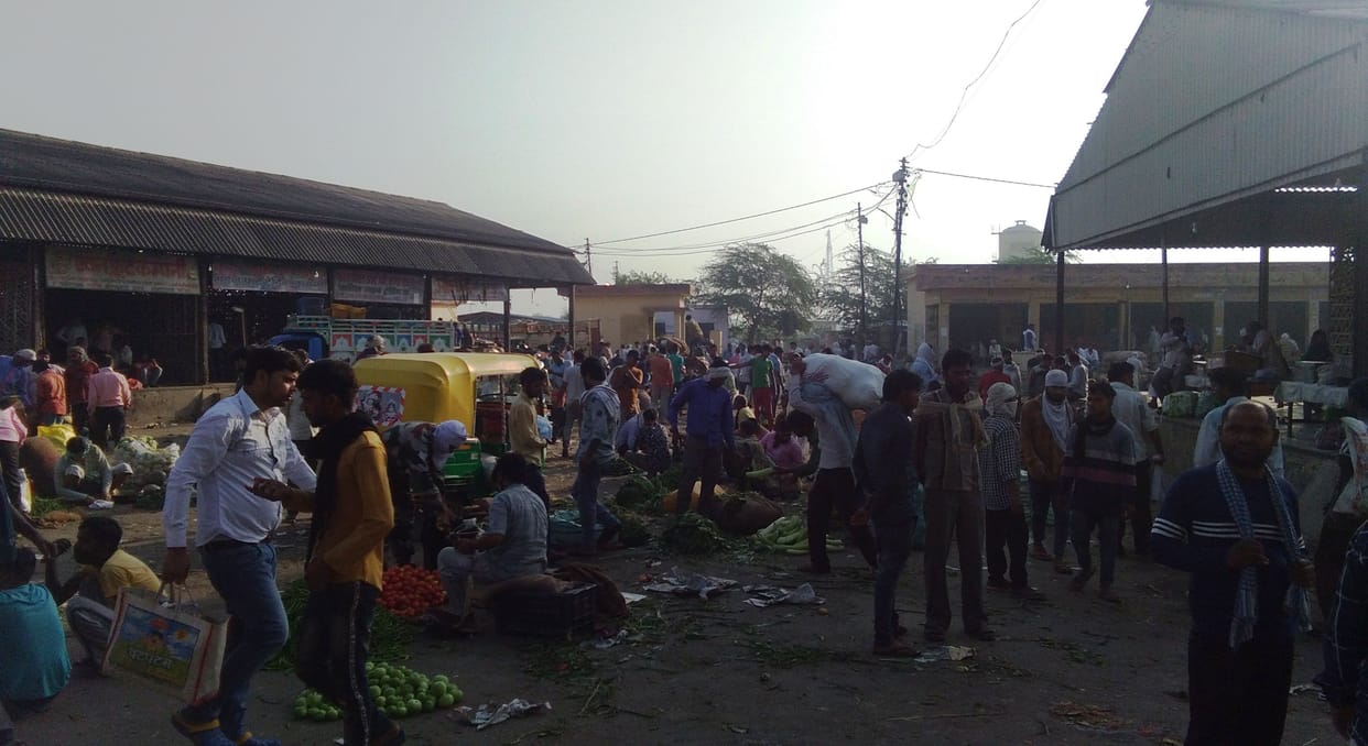 social distancing law voilation in sadabad sabji mandi