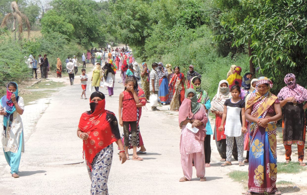 khaady saamagree baantane ke dauraan aphara tapharee, pulis ne laathee patakeen