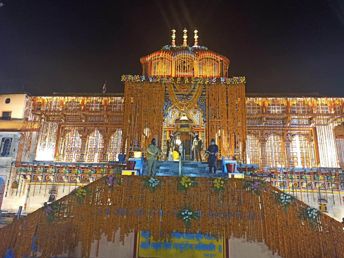 char dham yatra 2021: badrinath dham temple decorated with 17 quintals of flowers