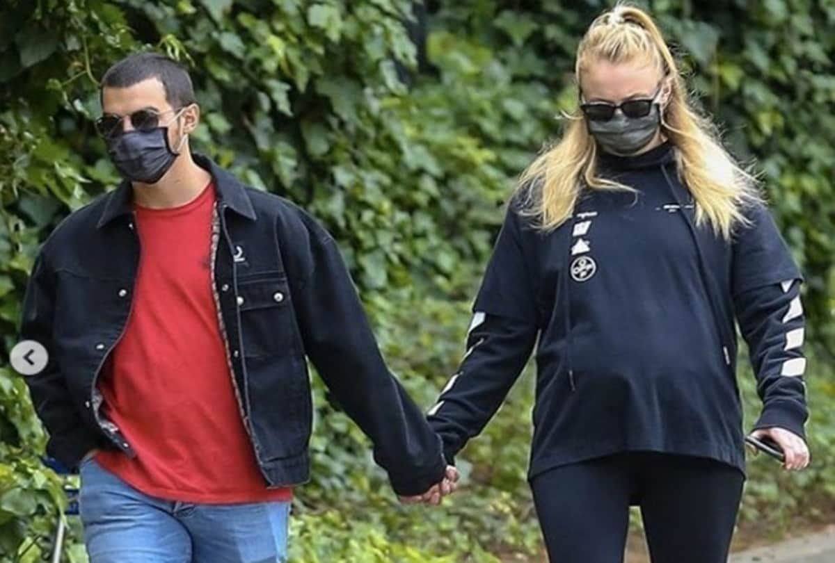 Priyanka Chopra Sister In Law Sophie turner Flaunt Her Baby Bump With Joe Jonas