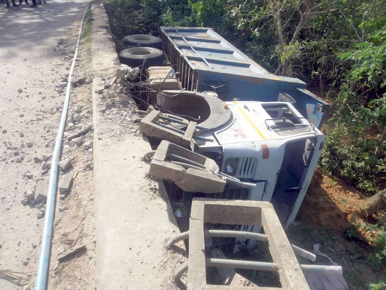 Dumper turns uncontrolled, Helper dies