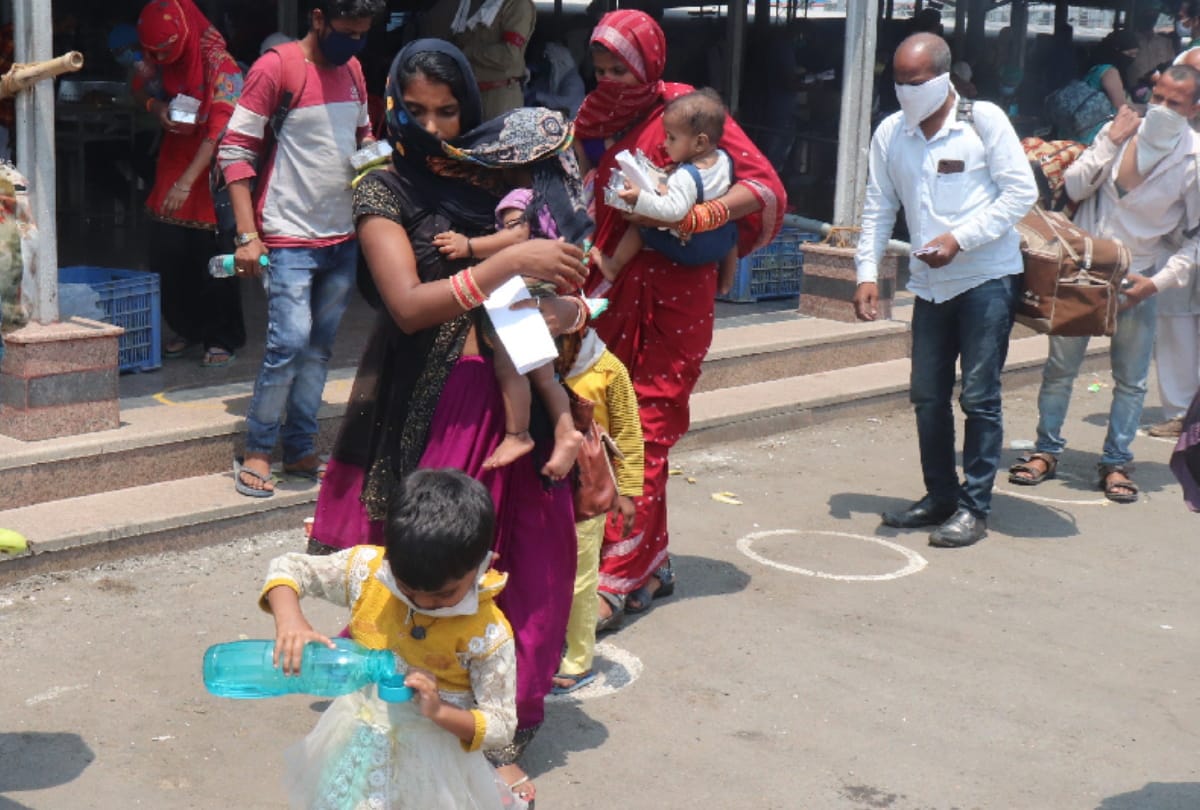 labour special train reached Gorakhpur railway station with passengers