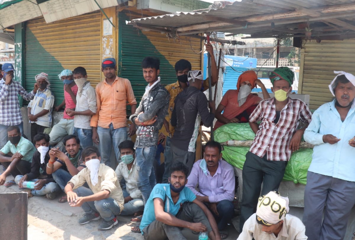 labour special train reached Gorakhpur railway station with passengers