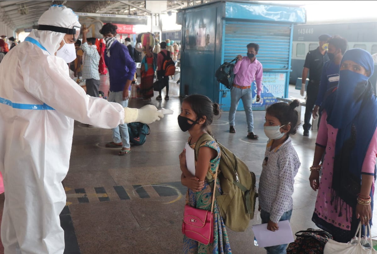 labour special train reached Gorakhpur railway station with passengers