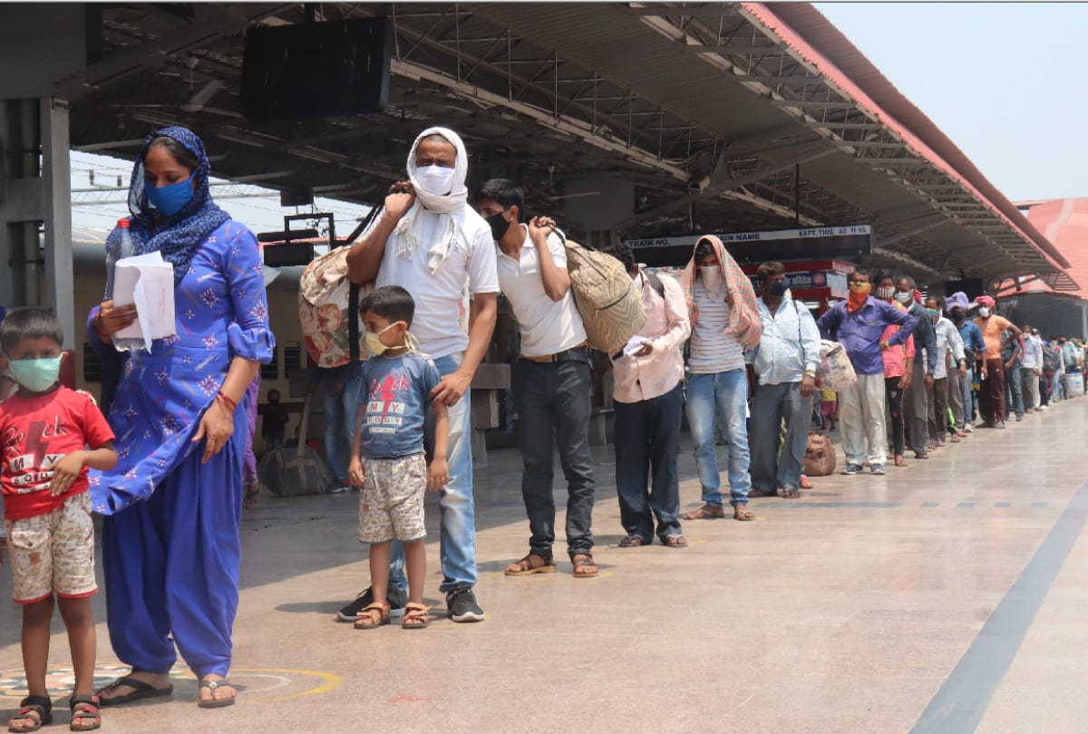 labour special train reached Gorakhpur railway station with passengers