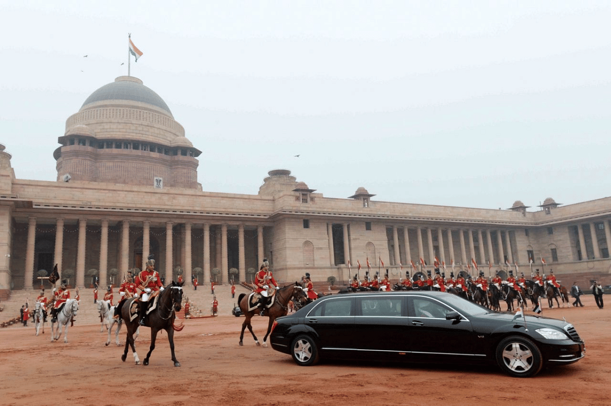 President Droupadi Murmu PM Narendra Modi Car Comparison Mercedes-Benz S600 Pullman Guard Range Rover Sentinel