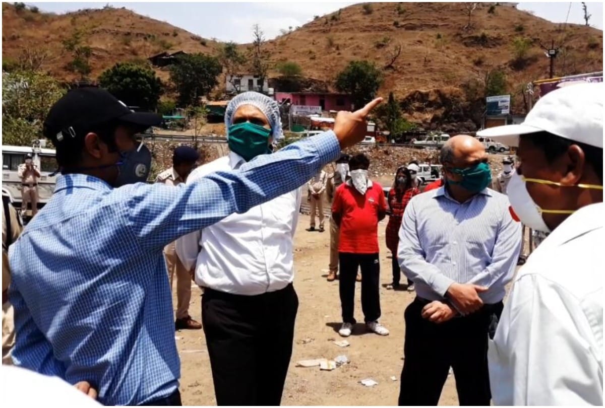 Divisional Commissioner of Indore Akash Tripathi and Inspector General of Police Vivek Sharma reached Barwani for inspection
