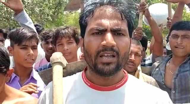 Aligarh : The Police beaten workers for deny to clean toilet