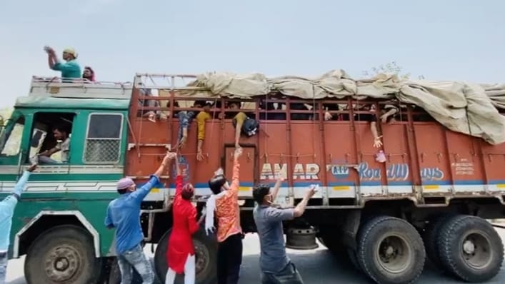 Food and water provided to migrant laborers on the highway