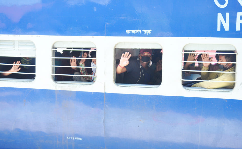 1320 laborers left by train amid applause