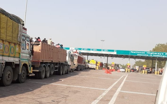 Four km jam on highway toll plaza, thousands of vehicles stranded for hours