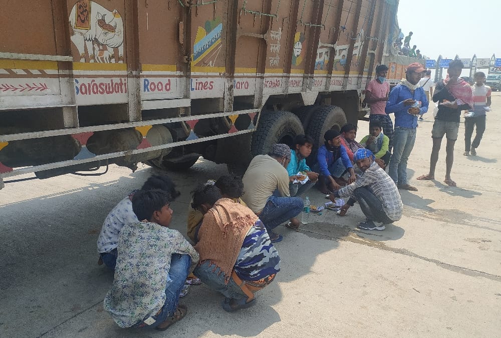labourers reached toll plaza of agra express way from delhi by cycle