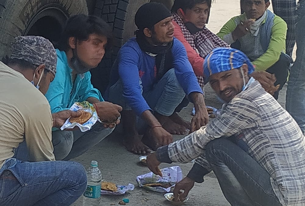 labourers reached toll plaza of agra express way from delhi by cycle