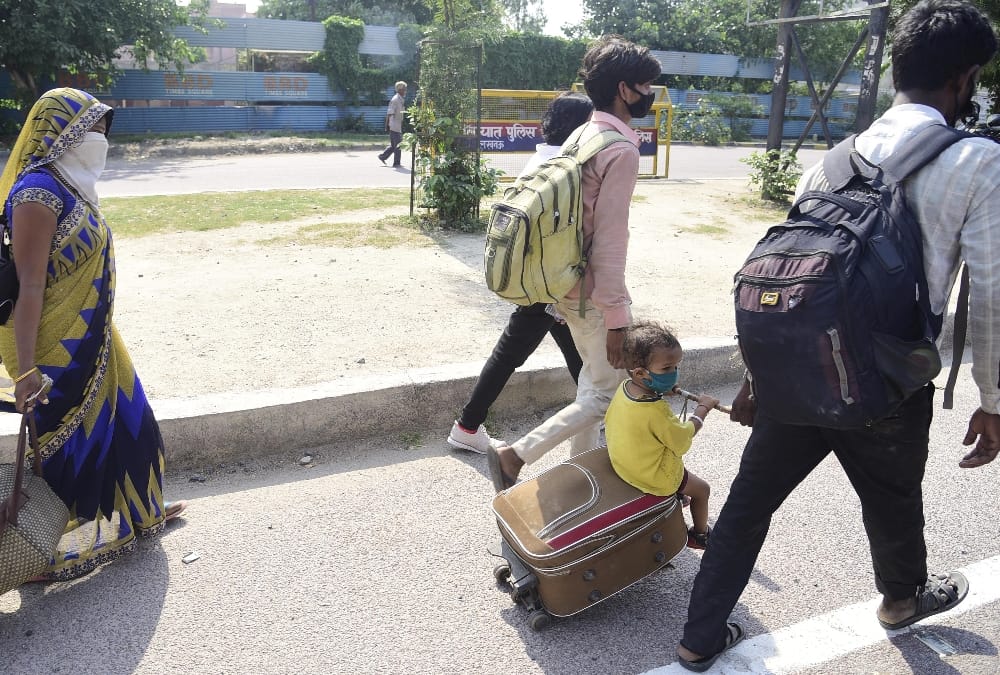 labourers reached toll plaza of agra express way from delhi by cycle