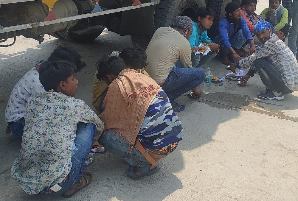 labourers reached toll plaza of agra express way from delhi by cycle