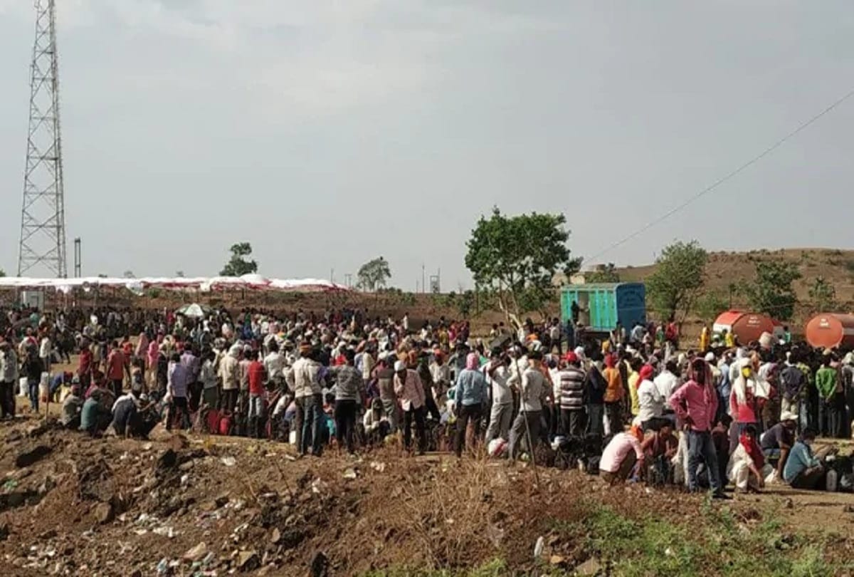 Hundreds of migrant workers created uproar in Sendhwa along Maharashtra Madhya Pradesh border