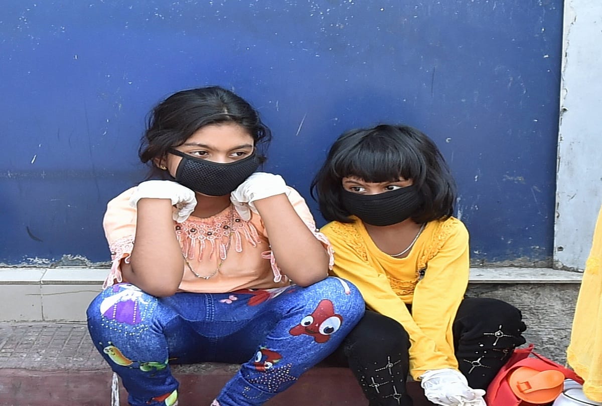 coronavirus lockdown migrant labourers photo who return home journey by truck cycle and by foot