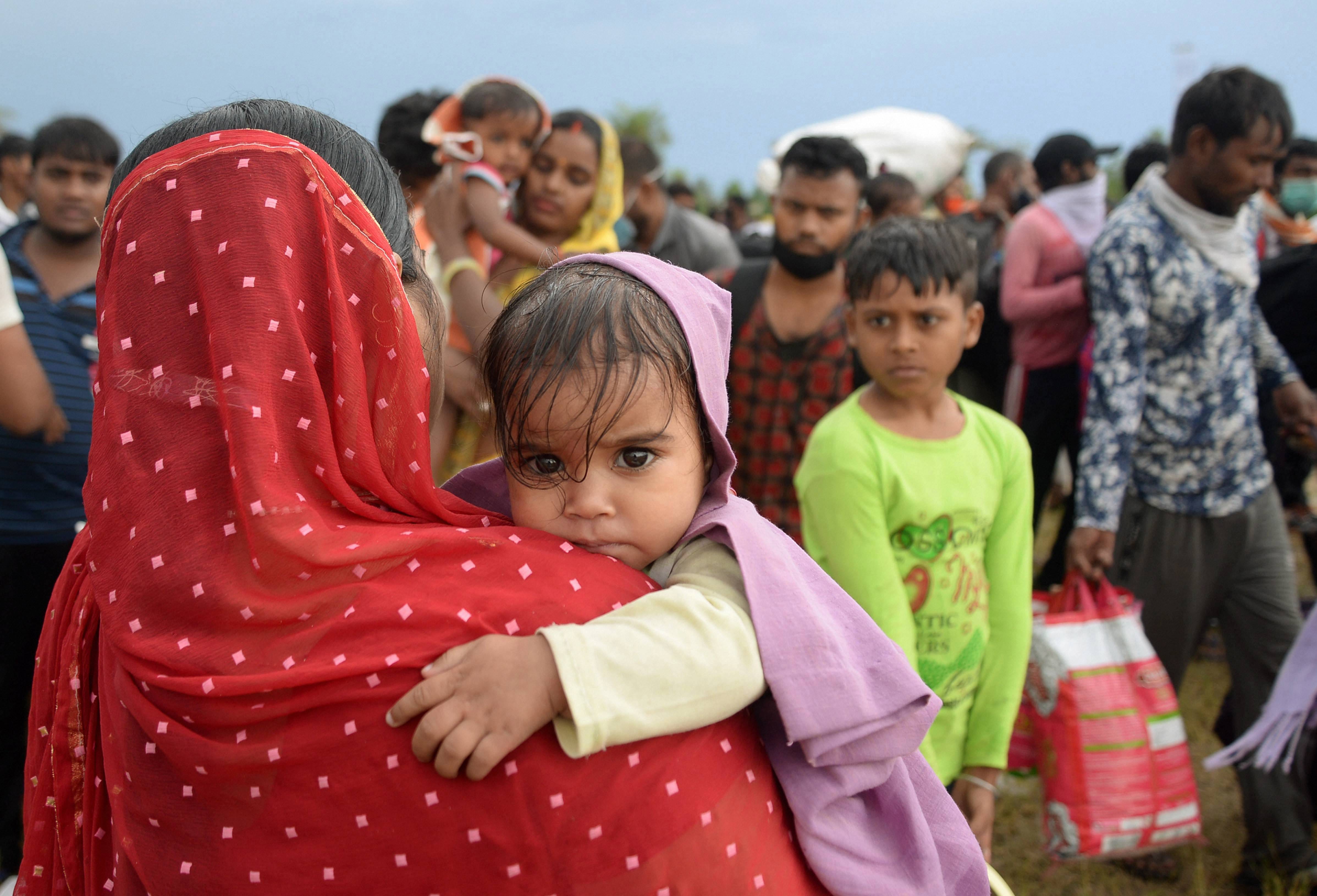 coronavirus lockdown migrant labourers photo who return home journey by truck cycle and by foot