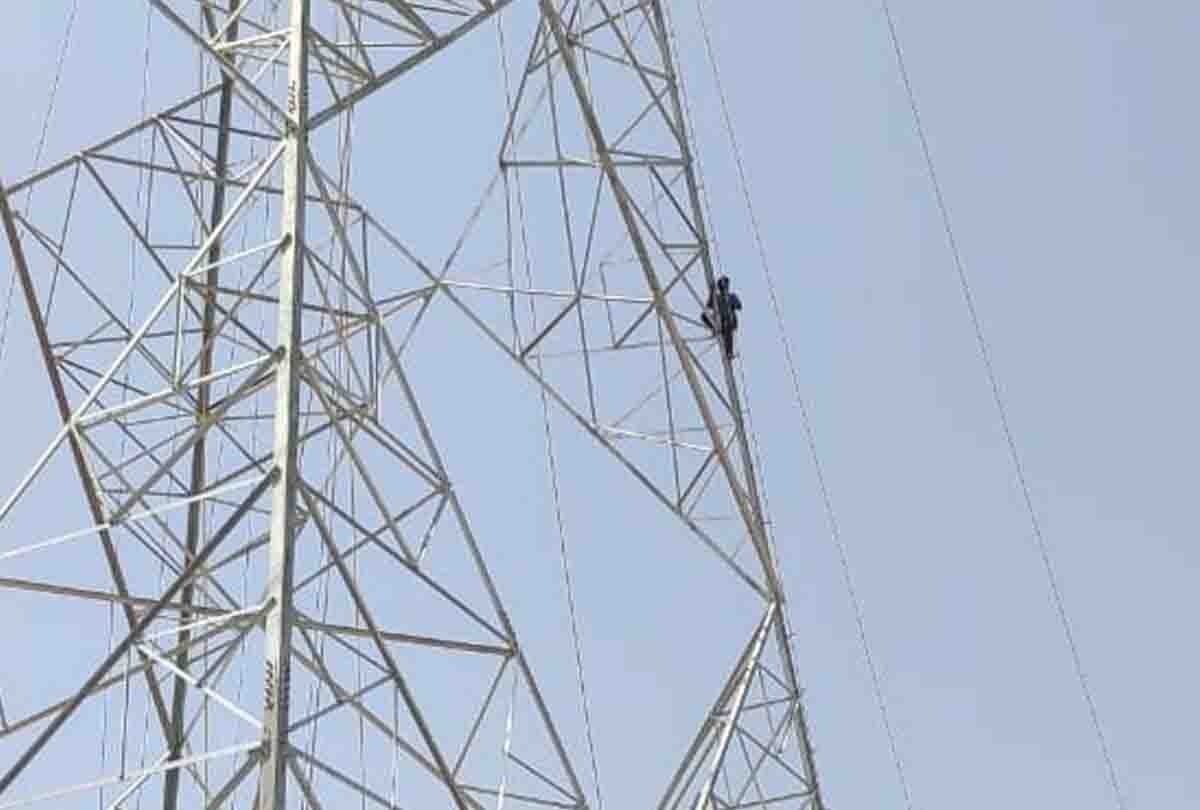 Farmers climbed the power tower due to lack of compensation