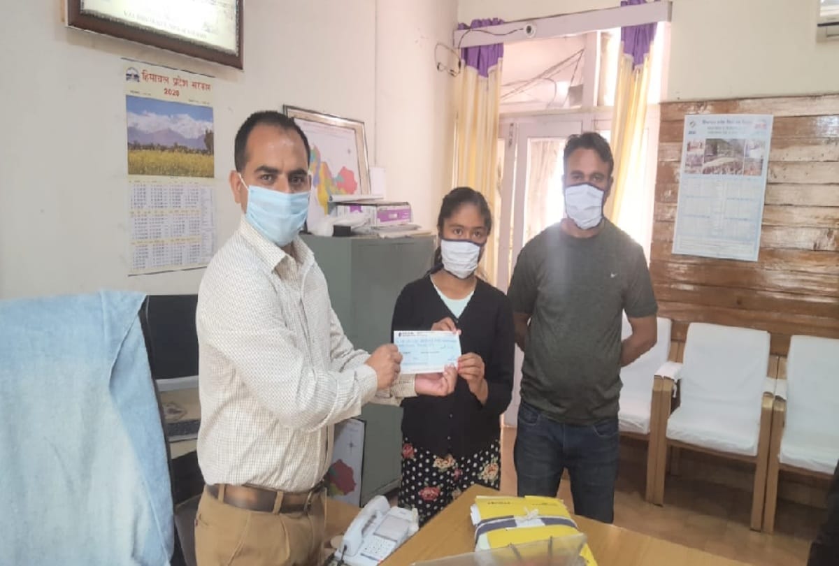 Seventh class student gave 70 thousand rupees to fight against Coronavirus