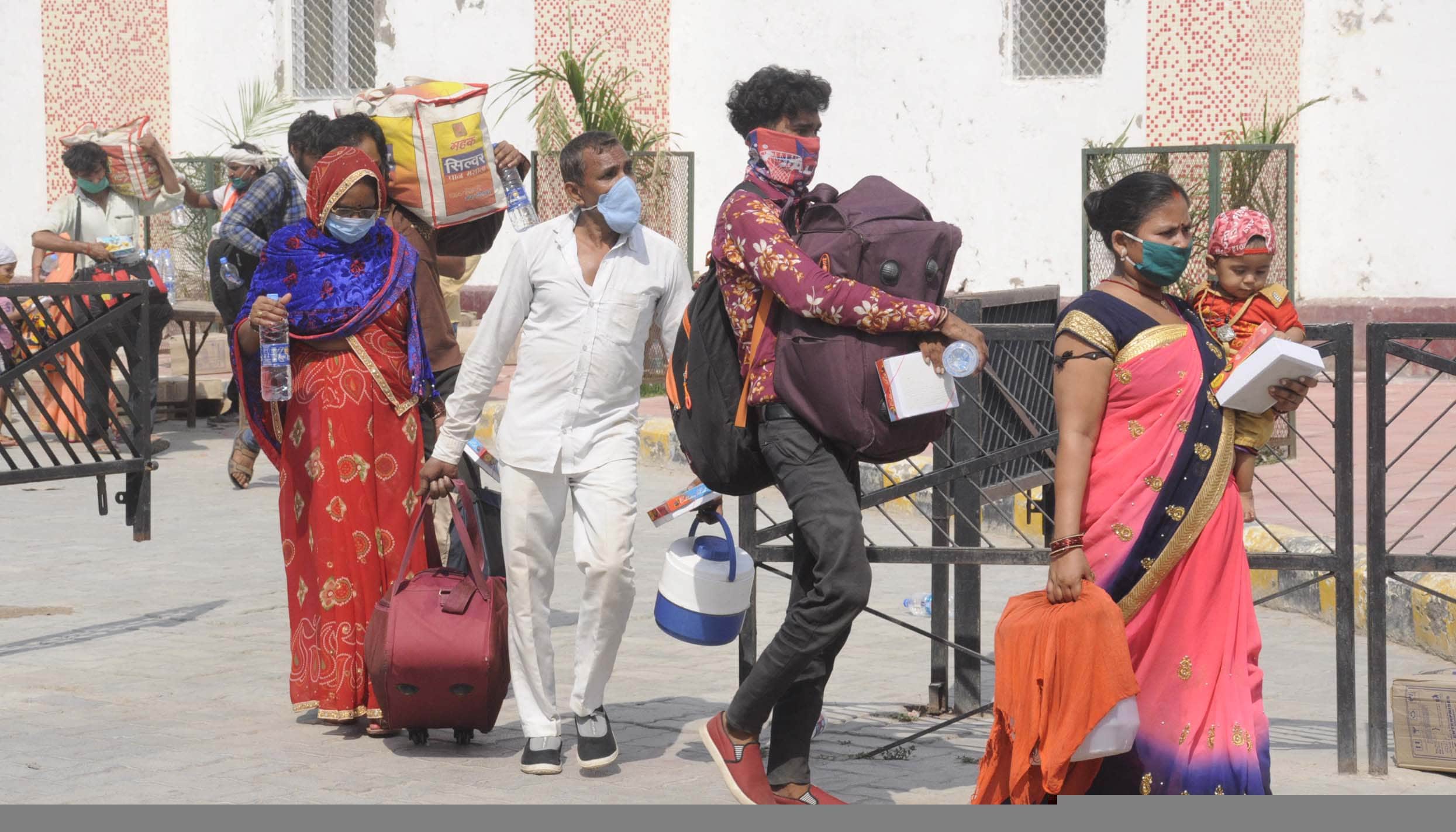 Pratapgarh: 6222 workers from four laborers special trains
