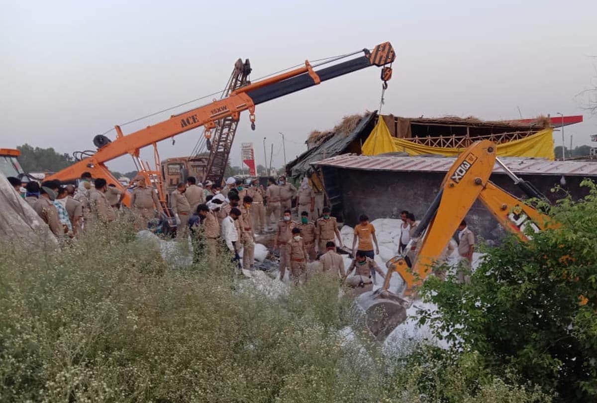 Auraiya UP Truck Accident News in Hindi: dead bodies were strewn on the streets