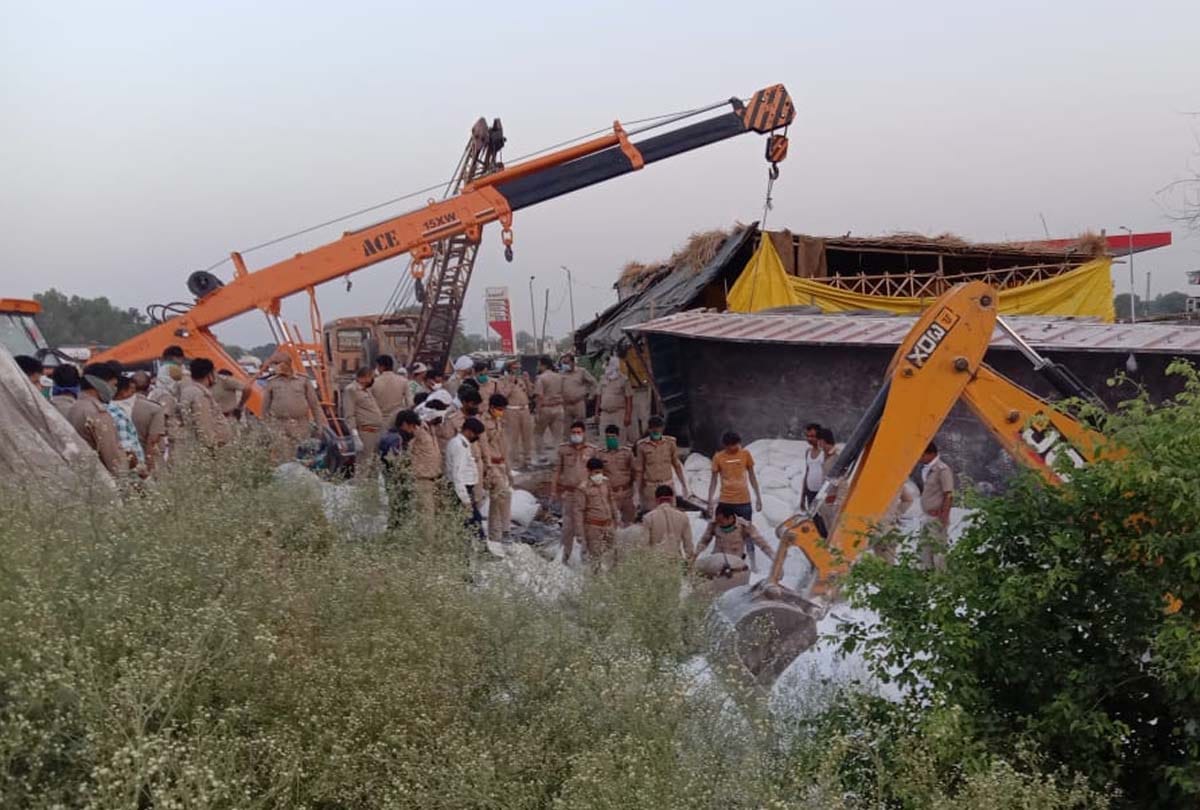 Auraiya UP road accident on Delhi Kolkata highway, 24 people died, auraiya news