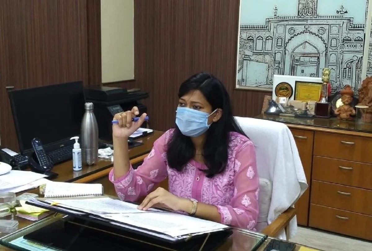 IAS Harshita mathur directed Panchayat Secretary in review meeting at gorakhpur