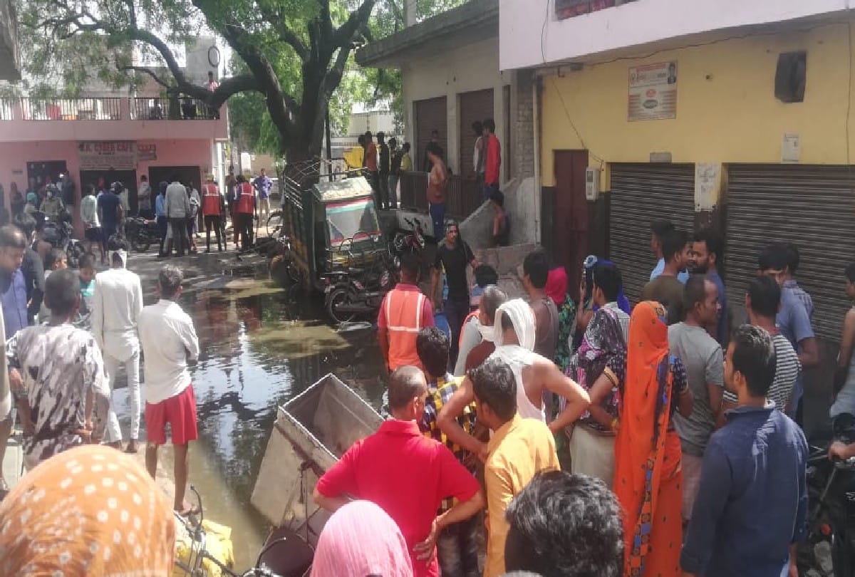 crowd gathered on the rumor of bomb in agra amid lockdown