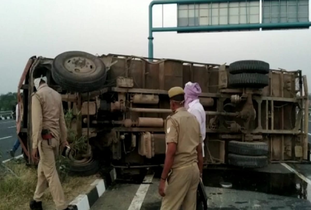 DCM overturned on agra lucknow expressway 13 injured