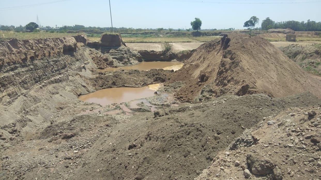 Awe of Mafia in Sonauli .. 30 feet of dug fields, 70 tippers are being carried daily by filling soil