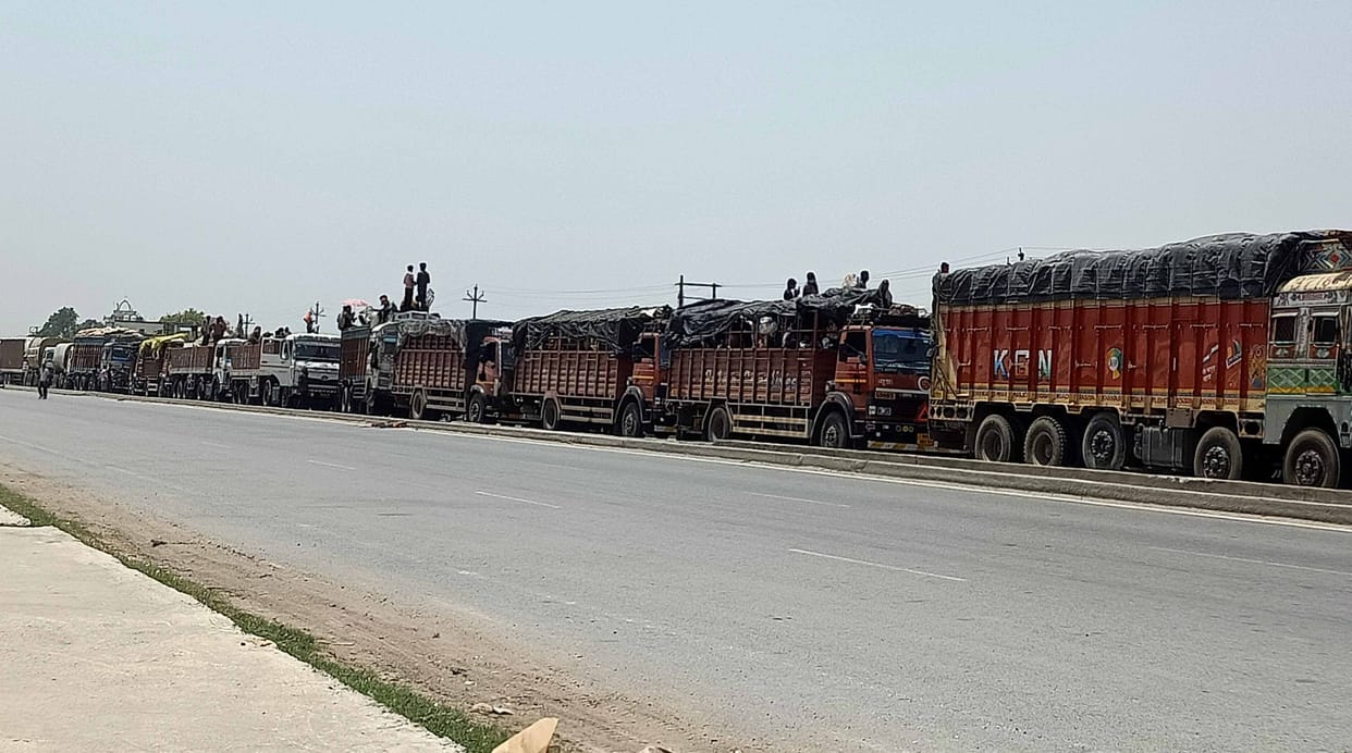 50 km long jam, vehicles standing for 6 days, churning of officials of Bihar and UP