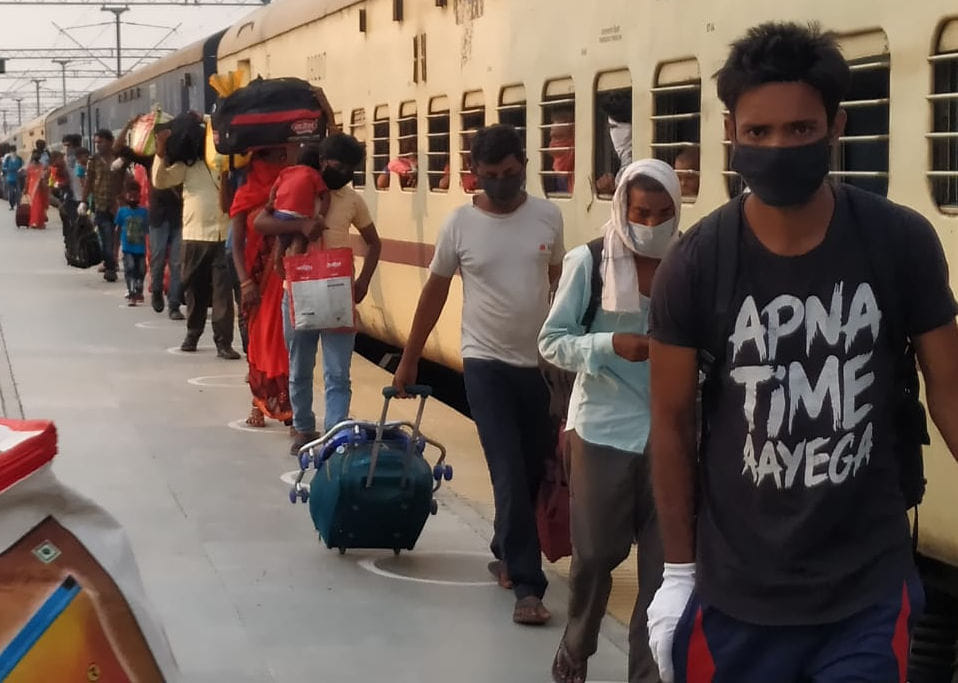9600 migrant workers from six trains