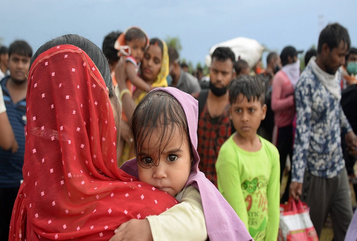 Woman reached Azamgarh with children from Mumbai by selling earrings