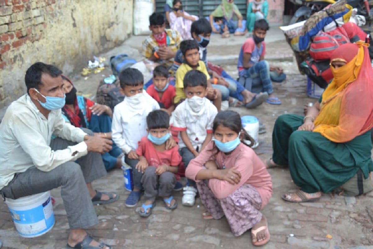 Shamli, Uttar Pradesh Lockdown Latest News Update, Fatigue and blisters in feet of workers during walking for long journey