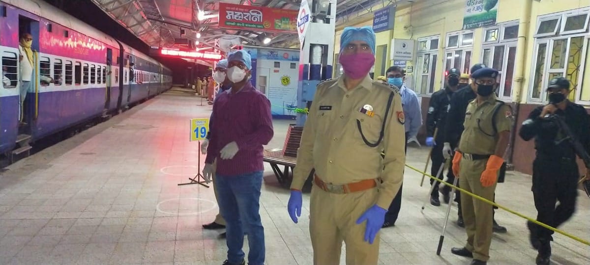 Shramik special train arrived mirzapur with workers from surat gujrat lockdownn