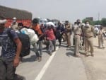 मथुरा। राष्ट्रीय राजमार्ग दो चौमुहां पर गुजरते मजदूर और व्यवस्था देखते एसएसपी।