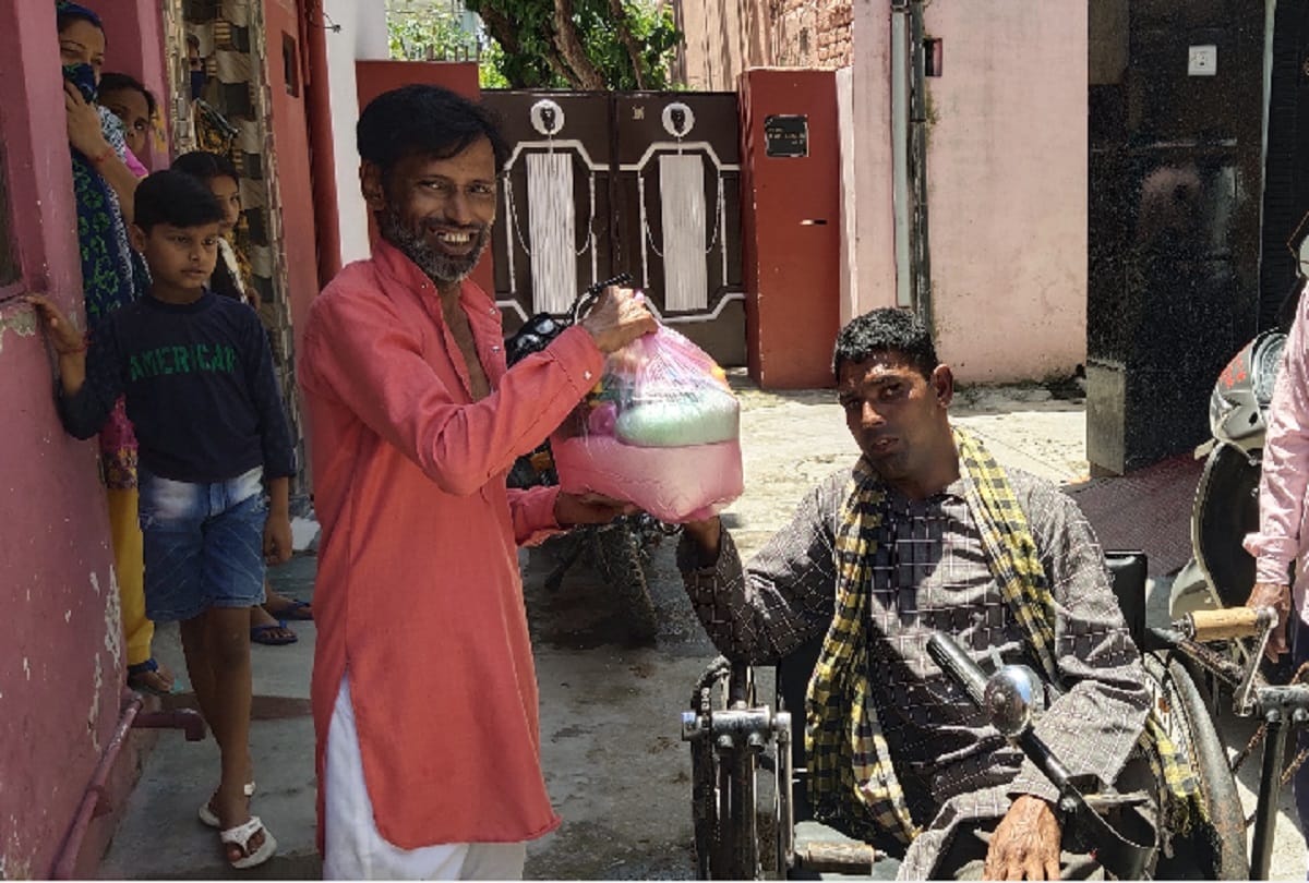 Divyang Raju is distributing ration and mask with begging money in pathankot