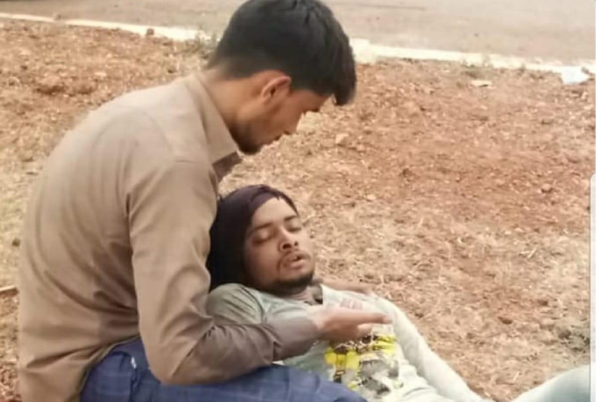 A Migrant laborer died from going Gujarat to UP in a truck, Muslim friend hospitalized him in Shivpuri Madhya Pradesh