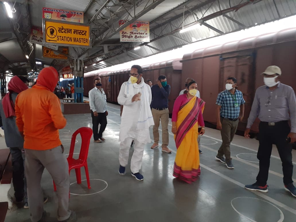 Lalganj MP Sangeeta Azad demands, return of migrant laborers by trains and buses