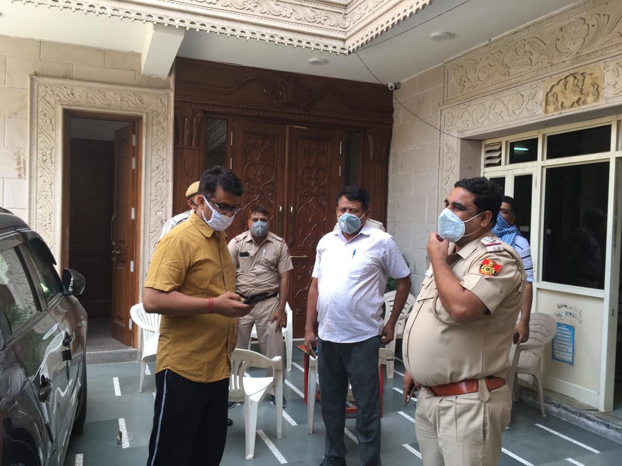 Congress leaders detained for distributing food to laborers, BJP bid - Rahul Gandhi doing politics