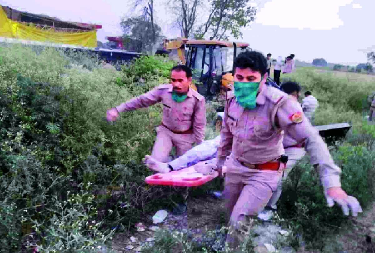 Auraiya UP road accident see photos screams of workers got buried in sacks of lime