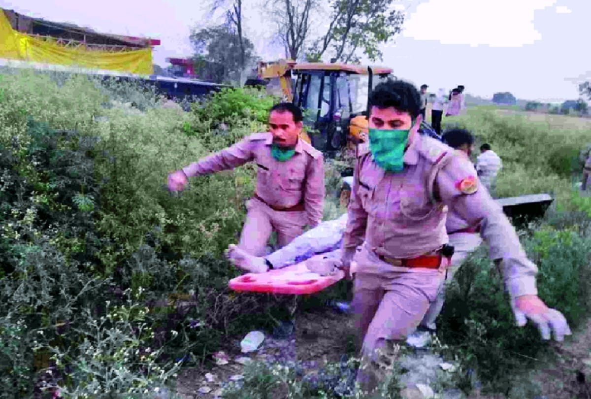 Auraiya UP road accident see photos screams of workers got buried in sacks of lime