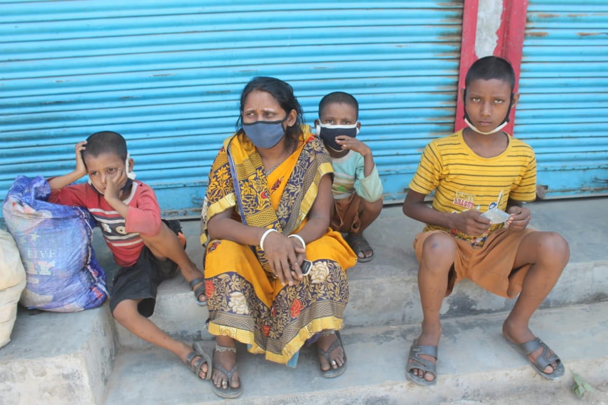 Women arrived from Mumbai after selling earrings with children