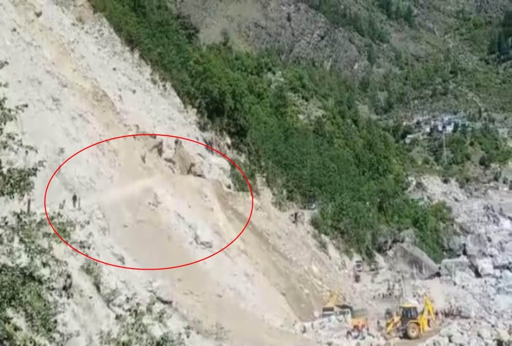 Badrinath highway 20 Meter Road Damage after Landslide and Debris road, Vehicle Stuck