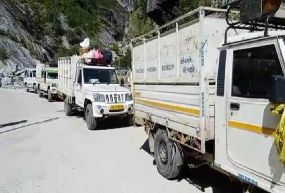 Badrinath highway 20 Meter Road Damage after Landslide and Debris road, Vehicle Stuck