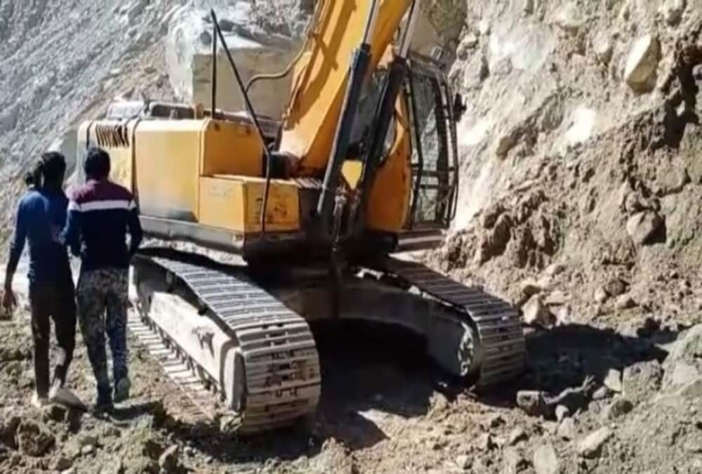Badrinath highway 20 Meter Road Damage after Landslide and Debris road, Vehicle Stuck