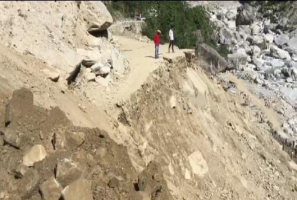 Badrinath highway 20 Meter Road Damage after Landslide and Debris road, Vehicle Stuck