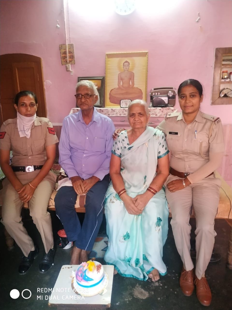 Female policemen arrived with cake on the 54th anniversary of elderly couple